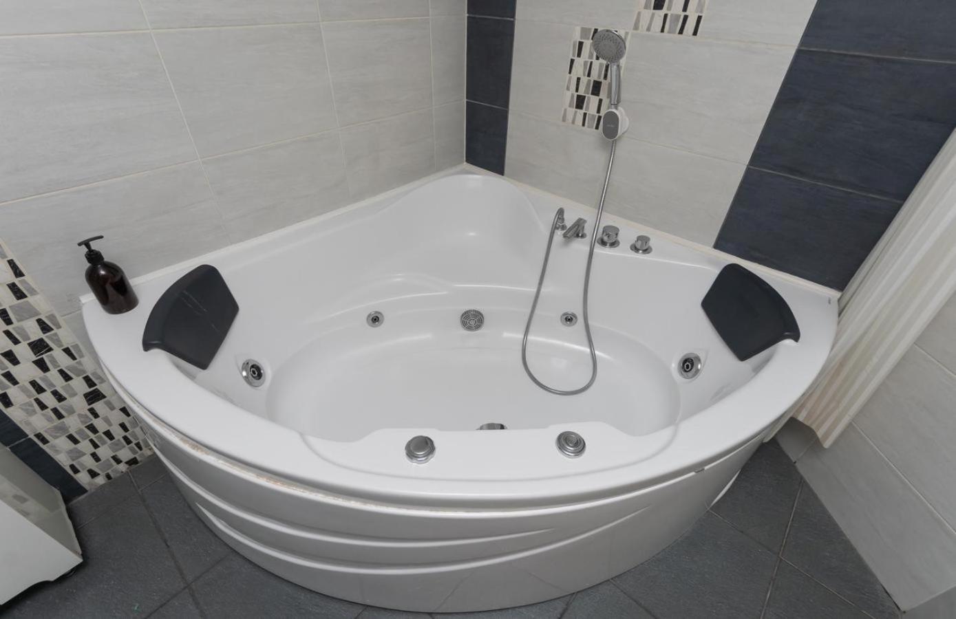 Flat24 On Lesi Ukrainki 3 Apartman Kijev Kültér fotó