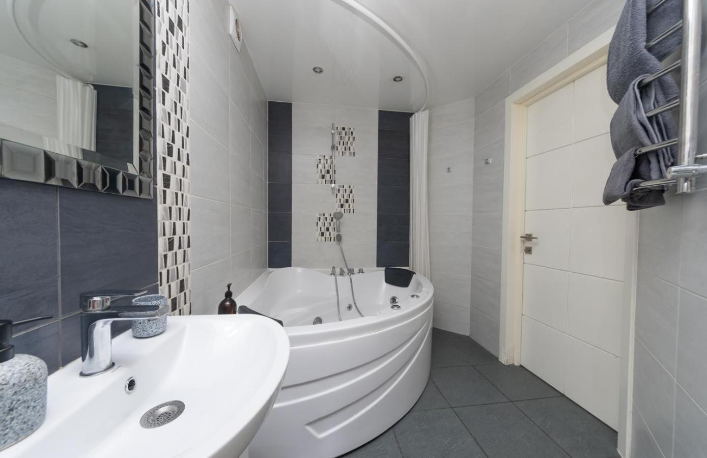 Flat24 On Lesi Ukrainki 3 Apartman Kijev Kültér fotó