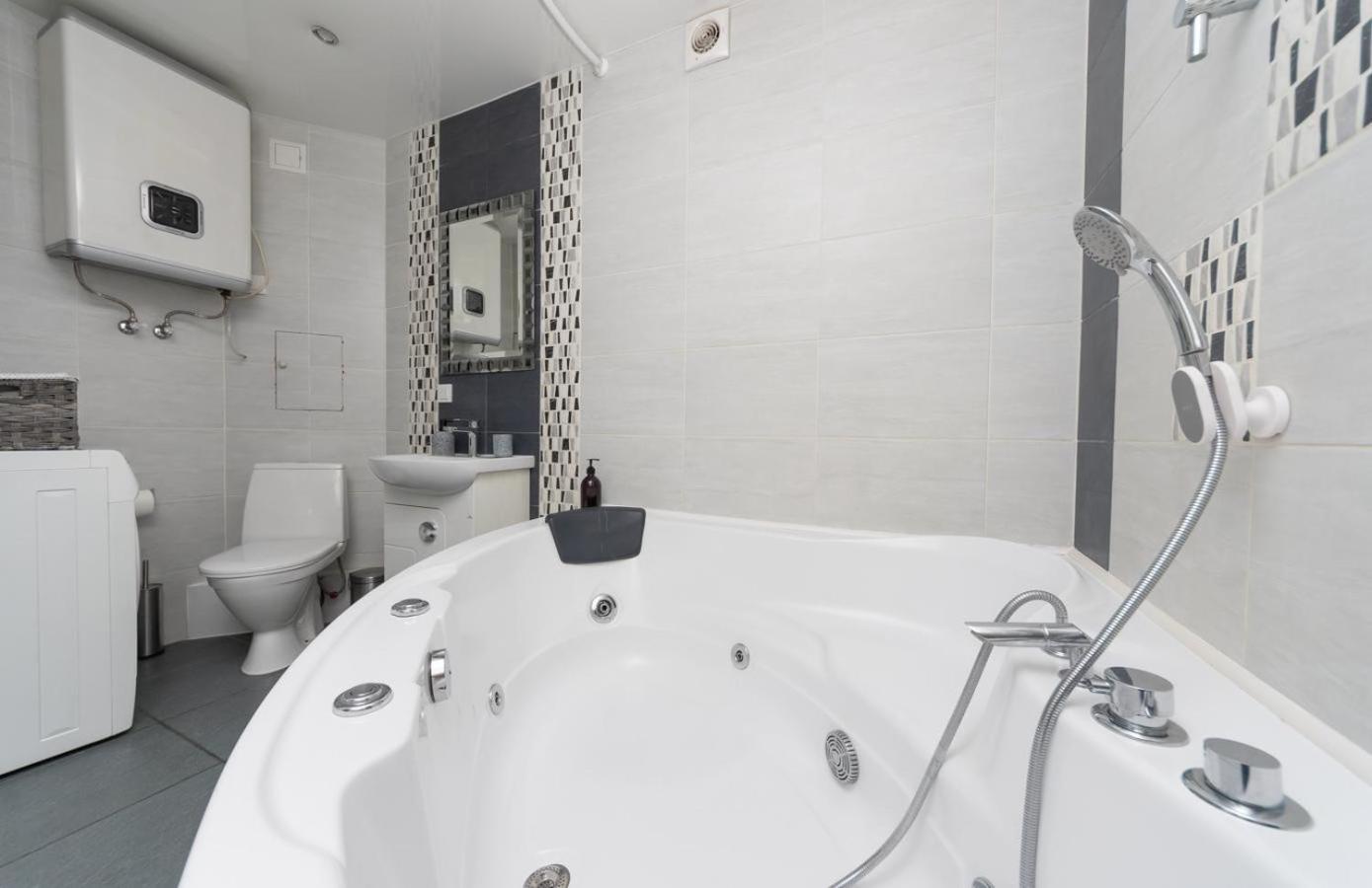 Flat24 On Lesi Ukrainki 3 Apartman Kijev Kültér fotó