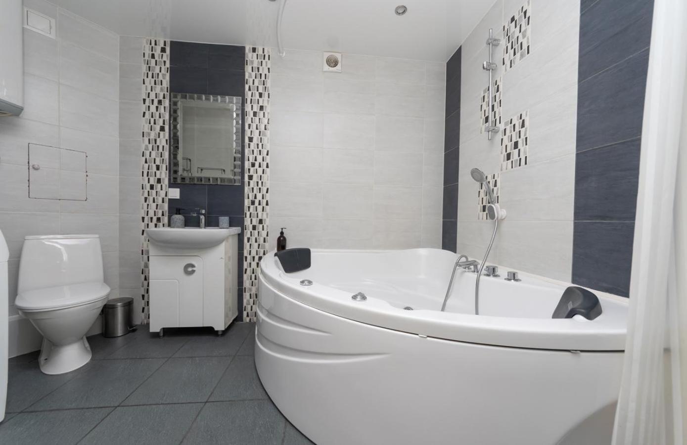 Flat24 On Lesi Ukrainki 3 Apartman Kijev Kültér fotó