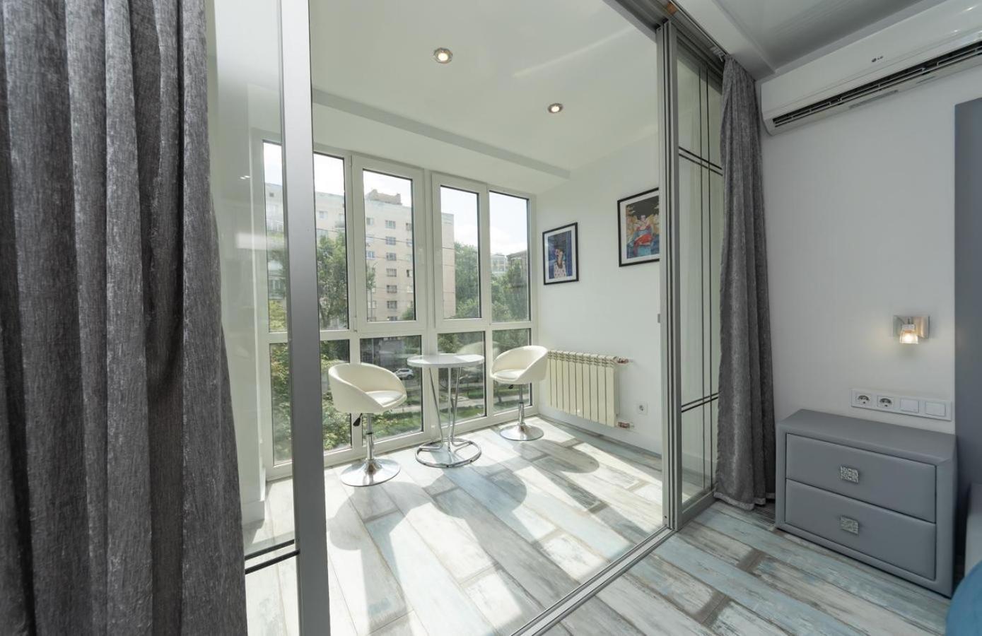Flat24 On Lesi Ukrainki 3 Apartman Kijev Kültér fotó