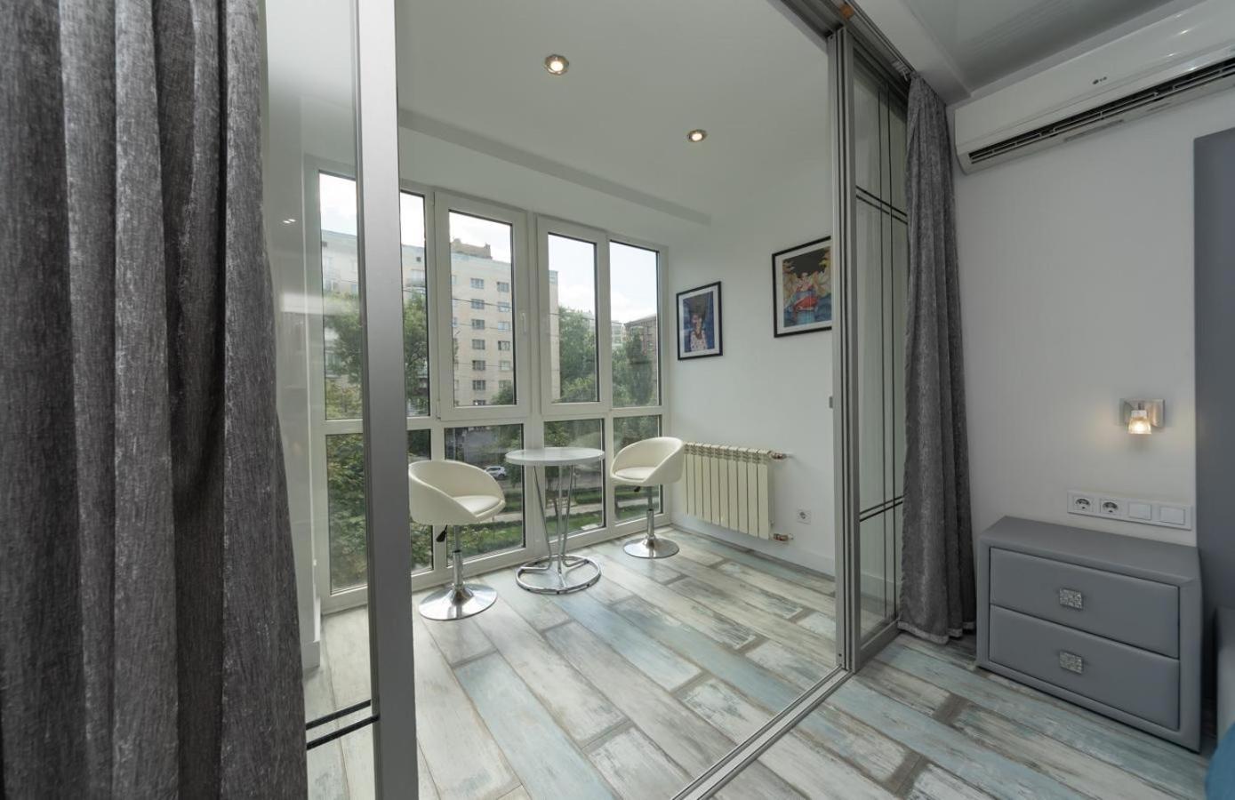 Flat24 On Lesi Ukrainki 3 Apartman Kijev Kültér fotó